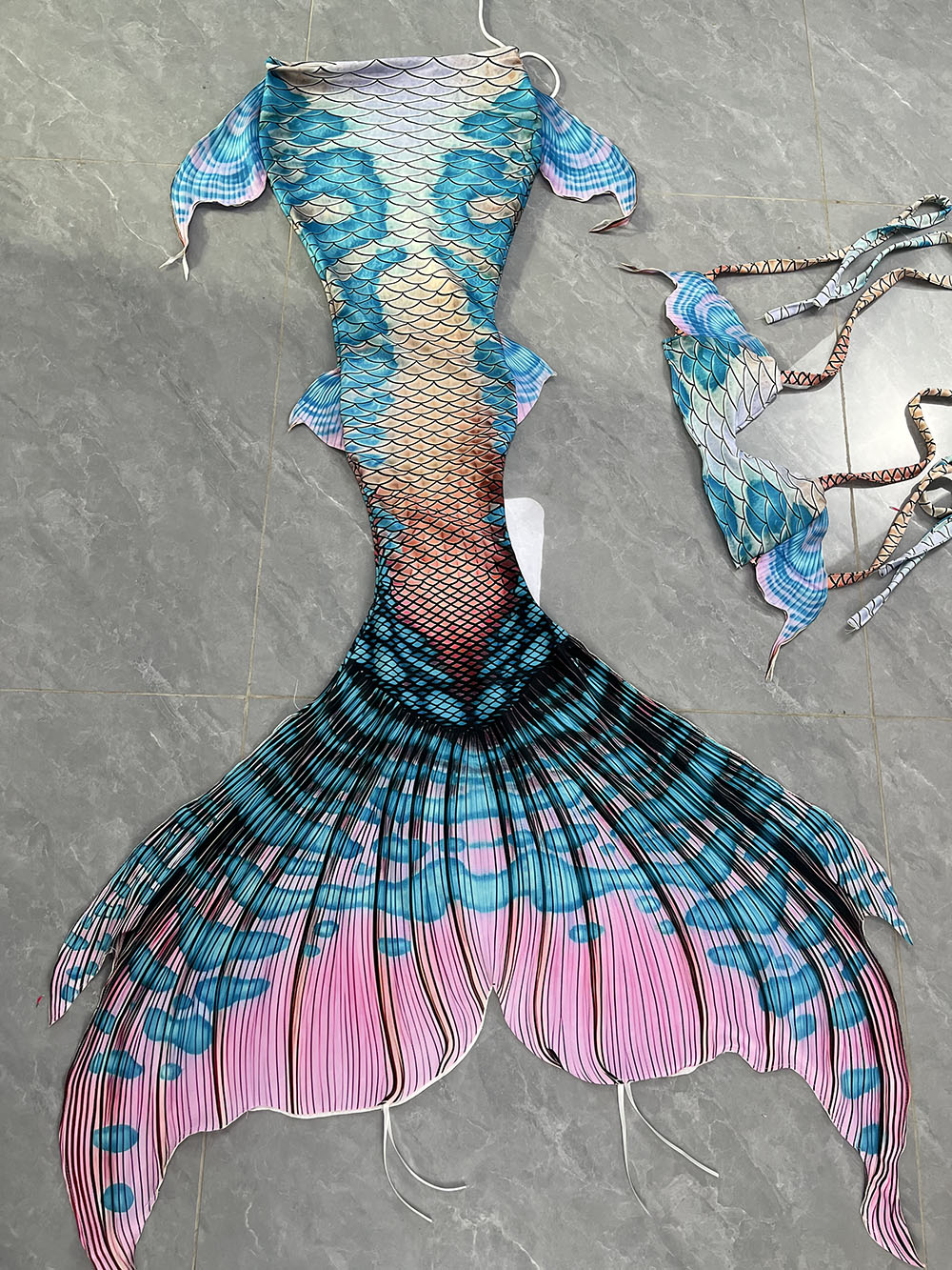 Colorful Dreamy Mermaid Tail A - đánh giá và giá Aquarium